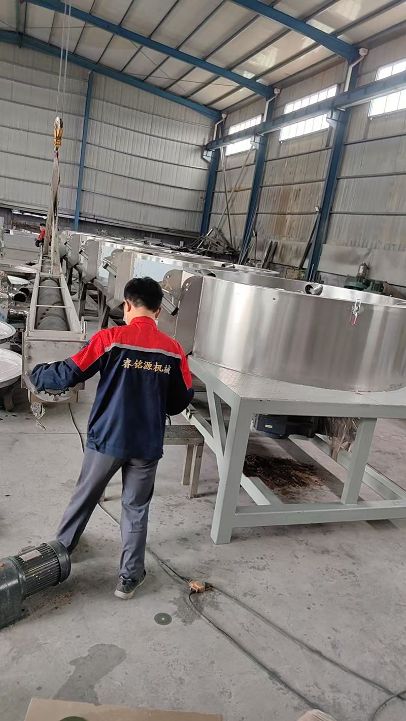 辣椒醬炒干機(jī)生產(chǎn)現(xiàn)場